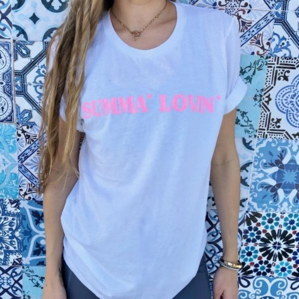 ✨ neon pink SUMMA LOVIN’ cute light white tee ✨